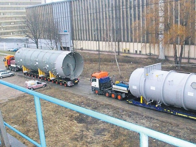 Zbiorniki trafią w szczecińskim porcie na statek płynący do Stanów Zjednoczonych a stamtąd do rafinerii w kolumbijskiej Kartagenie