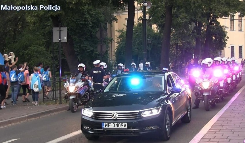 Kraków. Papamobile i papieska kolumna wjechała na Franciszkańską [WIDEO] 