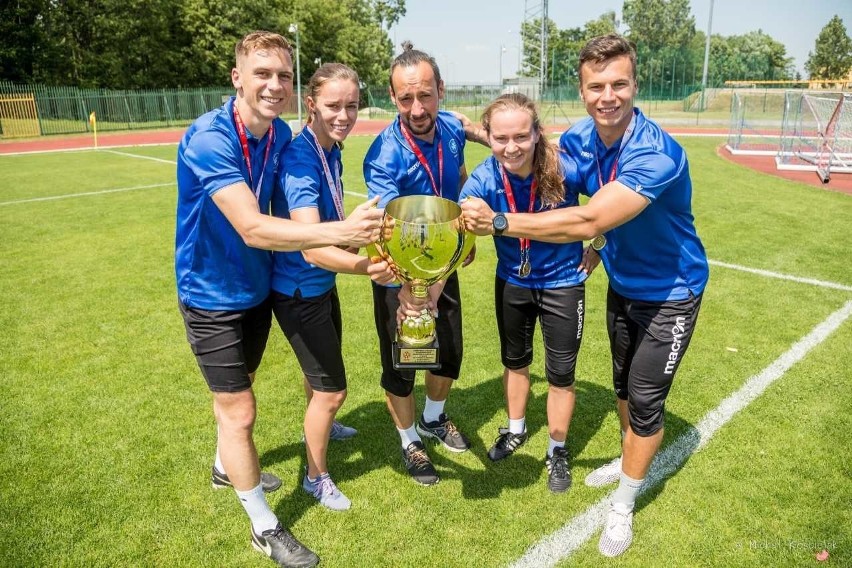 Tak młode zawodniczki cieszyły się na stadionie w Jarocinie...