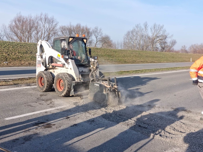 Roboty drogowe na Wisłostradzie w Tarnobrzegu. Rejon Dróg Miejskich naprawia zimowe ubytki jezdni. Zobacz zdjęcia