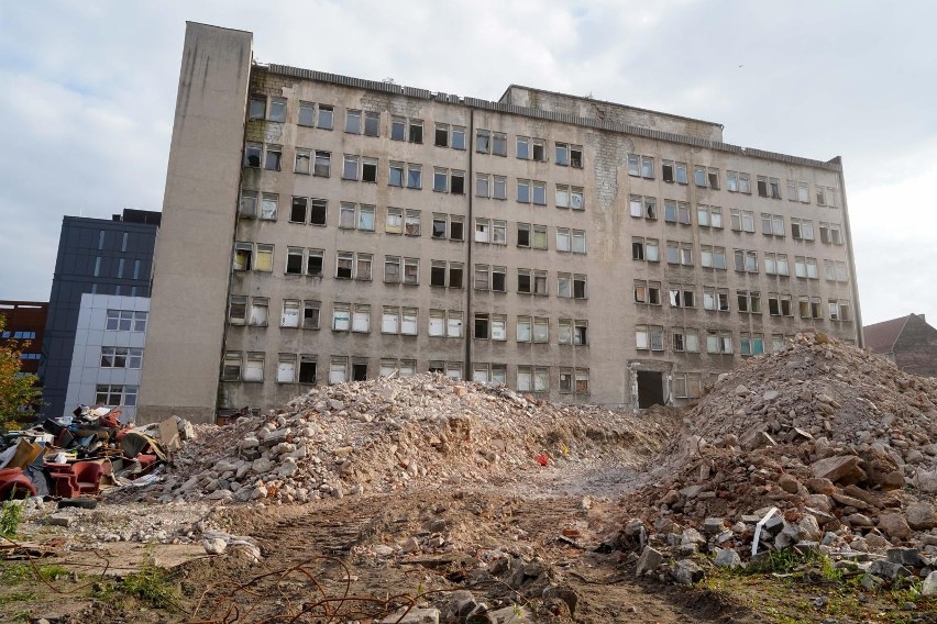 Stary stoczniowy szpital w Gdańsku przestaje istnieć. Trwa wyburzanie budynku. Zdjęcia