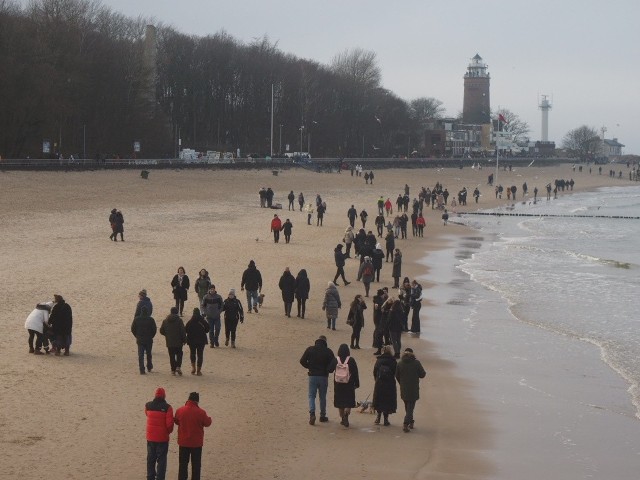 W Kołobrzegu nad morzem, na molo i w ich okolicach można spotkać wielu spacerowiczów.