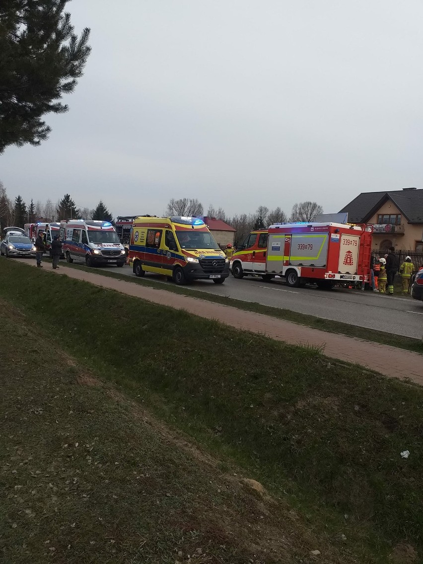 Wypadek w gminie Zakrzew. Zderzyły się dwa samochody, trzy osoby zostały ranne
