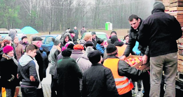 Mieszkańcy gminy Stromiec chętnie przyjmowali jabłka rozdawane w ramach akcji „Embargo” prowadzonej przez Agencję Rynku Rolnego.