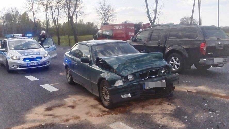 Wypadek w Kłosie. BMW zderzyło się z mercedesem [zdjęcia