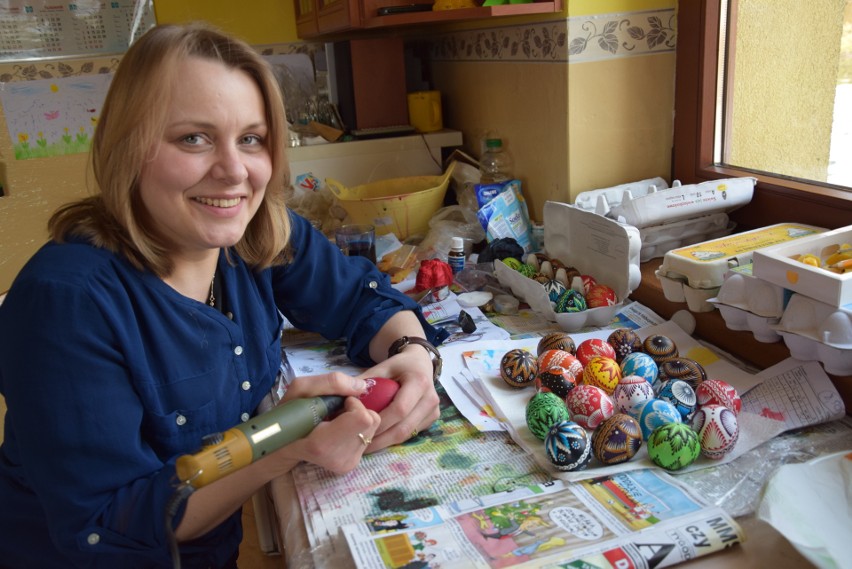 Monika Wąsacz ze Zdyni robi z wydmuszek prawdziwe cacuszka. Z pomocą niewielkiego urządzenia robi małe dzieła sztuki