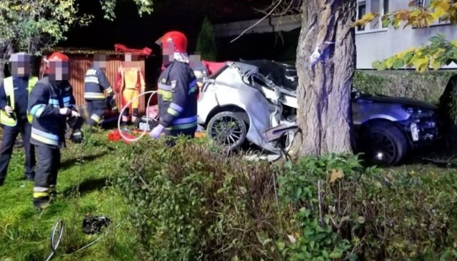 W tragicznym wypadku w niedzielę nad ranem zginął 22-letni kierowca volkswagena. Pasażer w ciężkim stanie