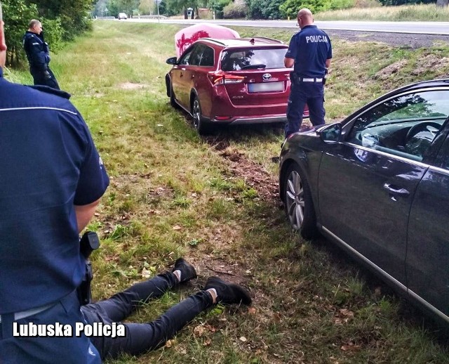 Policjanci z sulęcińskiej drogówki podjęli pościg za kierowcą osobowej toyoty. Mężczyzna podczas ucieczki stwarzał rażące zagrożenie dla innych uczestników ruchu. Ścinał zakręty, wyprzedzał na skrzyżowaniu, jechał na czołówkę, rozwijając niebezpieczną prędkość. W czwartkowy poranek (5 września) policjanci sulęcińskiej drogówki zauważyli osobową Toyotę Auris, której kierowca na widok policyjnego radiowozu nagle przyśpieszył. - Mundurowi postanowili sprawdzić, jaki był tego powód. Nadali sygnały świetlne i dźwiękowe do zatrzymania pojazdu. Mężczyzna siedzący za kierownicą nie reagował. Po przejechaniu kilkuset metrów wydawało się, że zmienił zdanie. Zjechał w zatoczkę autobusową, jednak po chwili dynamicznie ruszył, kontynuując ucieczkę - relacjonuje sierż. Klaudia Richter, oficer prasowy Komendy Powiatowej Policji w Sulęcinie. Kierujący stwarzał rażące zagrożenie dla innych użytkowników drogi - wyprzedzał na skrzyżowaniu oraz przejściu dla pieszych, „ścinał” zakręty, jechał na tzw. „czołówkę”, gnając z prędkością ponad 160 km/h. Na jednym z zakrętów nie zdołał opanować pojazdu i wjechał do przydrożnego rowu. Po przejechaniu kilkuset metrów, widząc, że policjanci są tuż za nim, porzucił pojazd i pieszo zaczął biec w kierunku lasu. W pewnym momencie przestał uciekać i zaczął szukać… grzybów. Kiedy mundurowi do niego dobiegli, udawał zaskoczonego całą sytuacją, oświadczając, że jest grzybiarzem i nie rozumie skąd całe zamieszanie. Mężczyzna zakończył „grzybobranie” z kajdankami na rękach. Po sprawdzeniu pojazdu w policyjnym systemie okazało się, że przypuszczenia mundurowych były trafne. Samochód został skradziony na terenie Niemiec kilka godzin wcześniej. Osobowa toyota użytkowana była najprawdopodobniej przez osobę niepełnosprawną, o czym świadczył wózek inwalidzki, który znajdował się w bagażniku. Dzięki czujności i doświadczeniu policjantów z sulęcińskiej drogówki, pojazd wart ponad 80 tysięcy złotych wraz z jego wyposażaniem wkrótce trafi do właściciela.Zatrzymany 24-letni mieszkaniec województwa mazowieckiego oczekuje w policyjnej celi na czynności procesowe, w tym postawienie zarzutów. Za rażące naruszenie przepisów ruchu drogowego i nieodpowiedzialne zachowanie na drodze, kierowcy zatrzymano prawo jazdy. Mężczyźnie za niezatrzymanie się do policyjnej kontroli oraz paserstwo grozi kara do pięciu lat pozbawienia wolności.