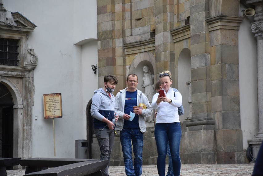 Wielu turystów na Świętym Krzyżu. Modlili się w najstarszym sanktuarium w Polsce. Byli też nasi sportowcy [DUŻO ZDJĘĆ, WIDEO]