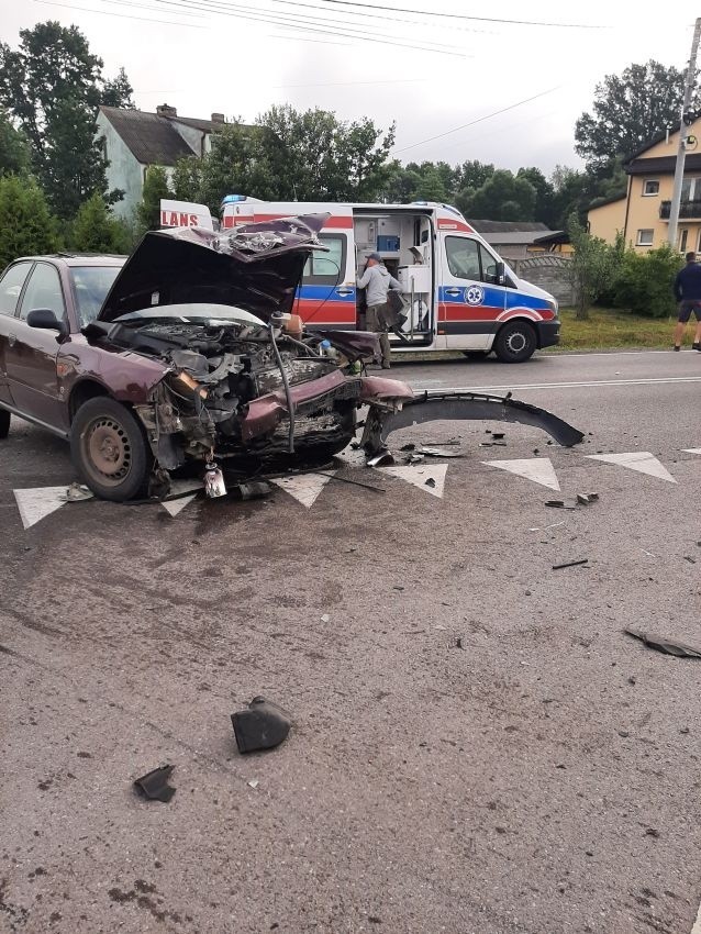 Wypadek w Napękowie. Zderzyły się trzy samochody. Droga krajowa numer 74 była zablokowana