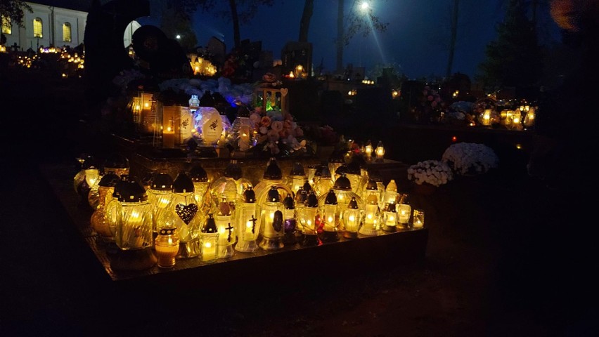 Tak prezentuje się nocą cmentarz w Kowali.