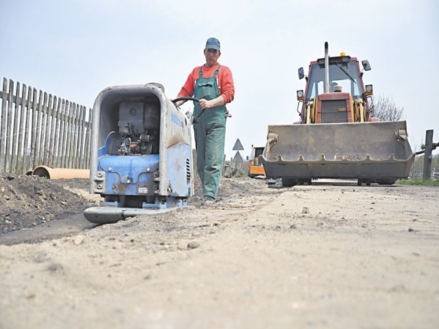 W tym roku budowy chodnika doczekają się mieszkańcy Skarbiszowic. W ubiegłym wyremontowano część pobocza i wybudowano też fragment chodnika w Szydłowie.