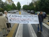Seniorzy protestowali na ul. Chwarznieńskiej w Gdyni [ZDJĘCIA]