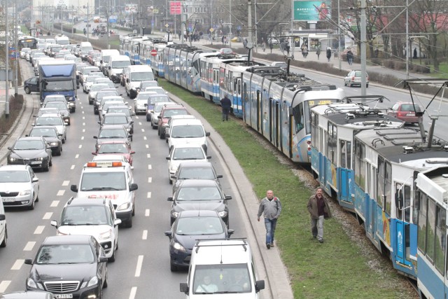 Ile z Trzebnicy, Oleśnicy i Oławy a ile ze Strachocina, Wojnowa i Nowego Dworu? Sprawdziliśmy, ile czasu zajmuje dojazd do centrum Wrocławia z podwrocławskich miejscowości i wrocławskich osiedli. Za punkt odniesienia wybraliśmy pl. Dominikański.Zobaczcie, komu dojazd zajmuje najmniej, a kto spędza cały poranek w korkach, posługując się klawiszami strzałek na klawiaturze, myszką lub gestami.