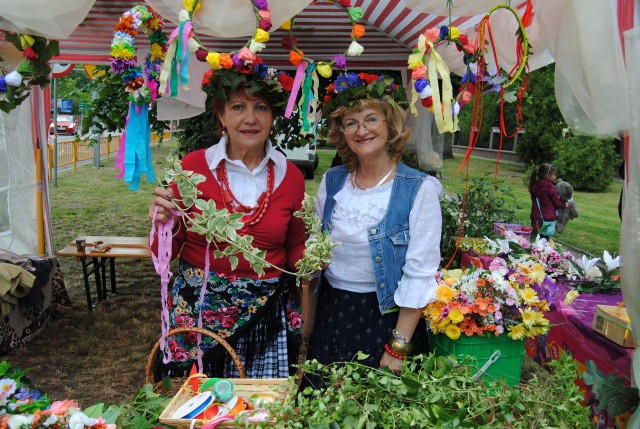 Halina Nowacka i Halina Nowakowska przygotowały kolorowe wianki.