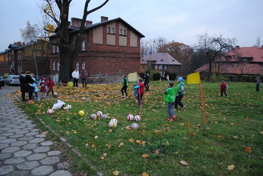 Rybnik: Piłkarze Rymera grają z dziećmi między familokami