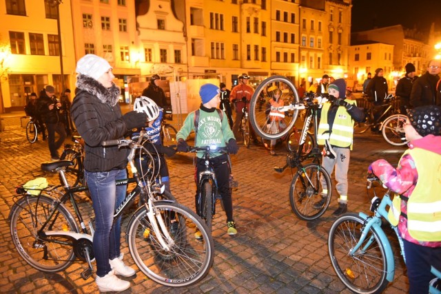 Mimo zimna nie zabrakło chętnych do udziału w Rowerowej Masie Krytycznej w Toruniu. Zobaczcie nasze zdjęcia z tej imprezy.