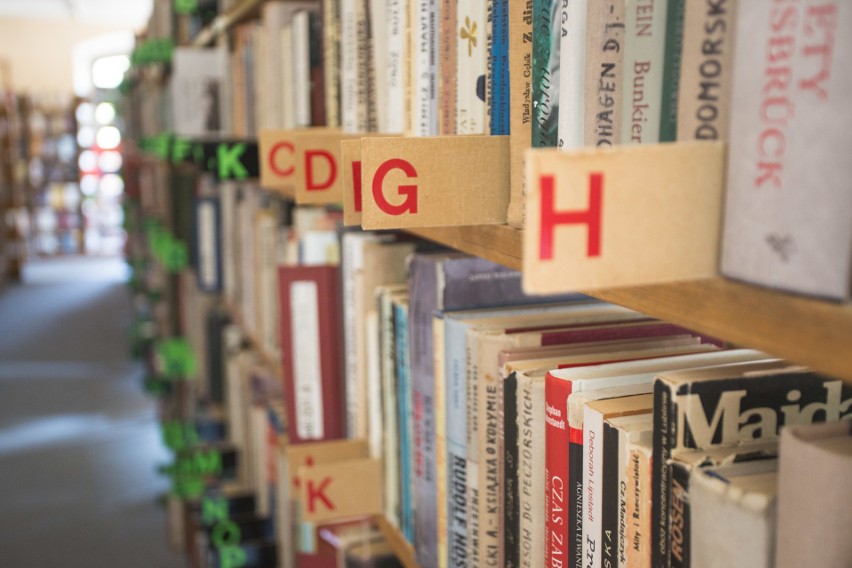 "Biblioteka długo jeszcze nie będzie takim miejscem, jakim była przed pandemią" - o kwarantannie dla książek i działaniach biblioteki