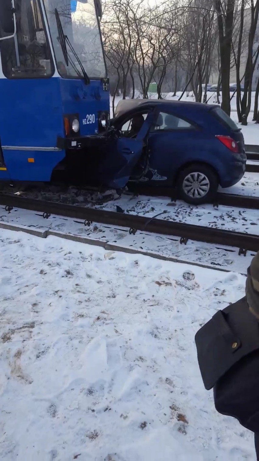 Wypadek w Krakowie. Tramwaj zderzył się z samochodem osobowym
