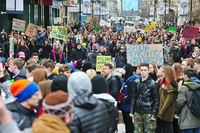 Młodzież będzie w piątek protestować w wielu miastach świata przeciwko tzw. kryzysowi klimatycznemu. Ruszą głównymi ulicami domagając się od władz większej aktywności w sprawie ochrony naszego klimatu. Tak będzie też we Wrocławiu, gdzie przemarsz zablokuje centrum miasta tuż po godzinach porannego szczytu komunikacyjnego.CZYTAJ WIĘCEJ NA KOLEJNYM SLAJDZIE