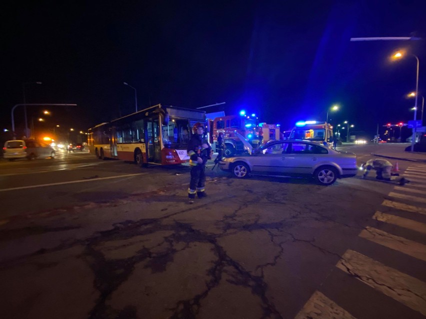Kolizja w Opolu. Volkswagen wymusił pierwszeństwo i zderzył się z autobusem MZK