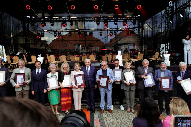 Dni Białegostoku. Zasłużeni Miastu z medalami od prezydenta. W tym Adrian Siemieniec i inni. Także z Jagi. Koncert Natalii Kukulskiej