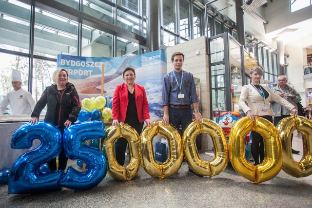 Jubileuszowym, 2,5-milionowym pasażerem Ryanair’a w Porcie Lotniczym Bydgoszcz była Hanna Szafrańska, która leciała do Birmingham wraz z mężem. Pasażerka otrzymała od irlandzkiego przewoźnika voucher na przelot w 2 strony w wybranym kierunku, pamiątkową kartę pokładową oraz zestaw upominków firmowych. Ryanair jest obecny w Bydgoszczy od 11 lat. Pierwszy lot odbył się 30 października 2005 roku. Boeing 737-8AS zabrał pierwszych pasażerów z Bydgoszczy do Londynu Stansted.  - Loty do stolicy Wielkiej Brytanii są nadal najpopularniejszymi z oferowanych z Bydgoszczy. Rocznie podróżuje na tej trasie ponad 100 tysięcy pasażerów - informuje Artur Niedźwiecki, rzecznik prasowy PLB.Wideo: Wtorek deszczowy, ale lokalnie aż 18 stopni Celsjuszaźródło: TVN Meteo Active/x-news