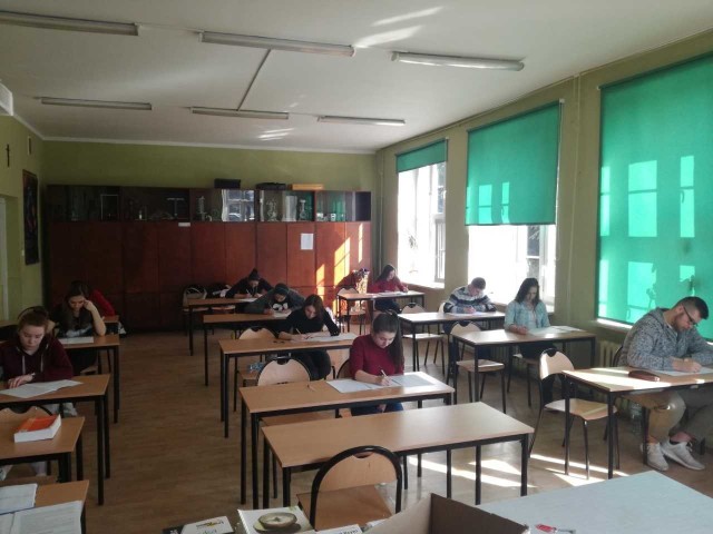 Próbną  maturę pisali także uczniowie Liceum Ogólnokształcącego w Chobrzanach, w gminie Samborzec. Próbny egzamin z języka polskiego pisało 12 uczniów.