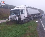 Tragiczny wypadek w Łuszczowie. Czołowe zderzenie osobówki z ciężarówką. Droga jest zablokowana
