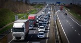 Wypadek na S8 w pobliżu Oleśnicy. Bus wjechał w samochód służby drogowej