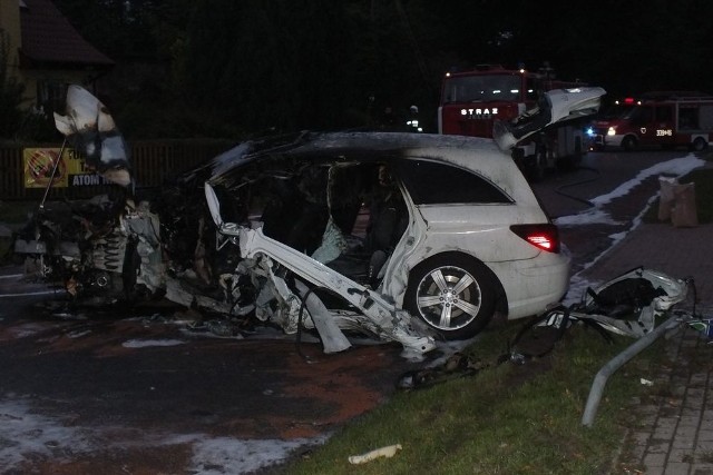 Mercedes stanął w płomieniach.