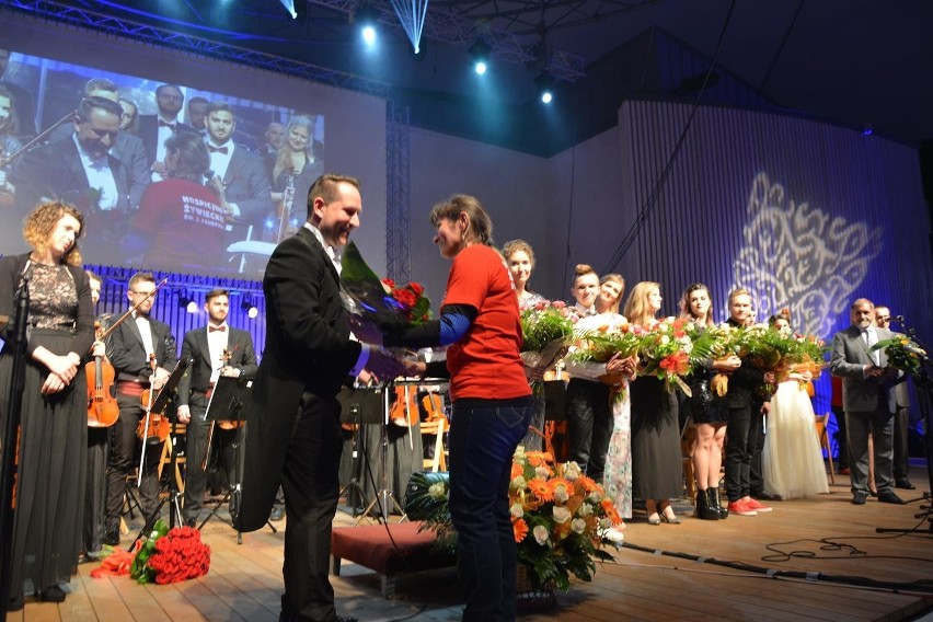 Koncert Muzyki Filmowej w Żywcu. Pianista oświadczył się koncertmistrz orkiestry [ZDJĘCIA]