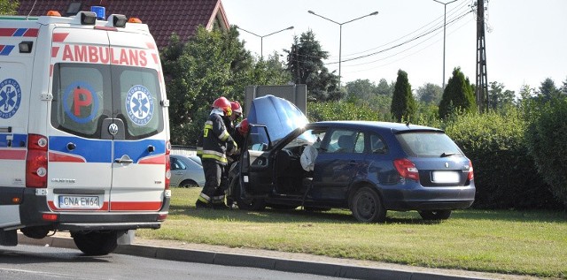 Wypadek w SzubinieDo zderzenia dwóch samochodów osobowych doszło w sobotę, 4 sierpnia 2018 roku około godz. 8.50 na skrzyżowaniu ulicy Paderewskiego z Dworcową w Szubinie. Ze wstępnych ustaleń wynika, że kierujący vw polo, włączając się do ruchu z ulicy Dworcowej (ciąg drogi wojewódzkiej nr 246) nie ustąpił pierwszeństwa przejazdu prawidłowo jadącemu od strony miasta ulicą Paderewskiego kierującemu skodą. Doszło do zderzenia. Polówką podróżowały 4 osoby natomiast skodą tylko kierowca. Wszystkich uczestników zdarzenia przebadano na miejscu na szczęście nikt nie wymagał dalszej hospitalizacji.Na sprawcę kolizji został nałożony mandat karny i 6 punktów. Na czas działania służb ratunkowych, ruch w miejscu zdarzenia był utrudniony.Zobacz wideo:  Autostrady, bramki, systemy płatności - jak ominąć korki?
