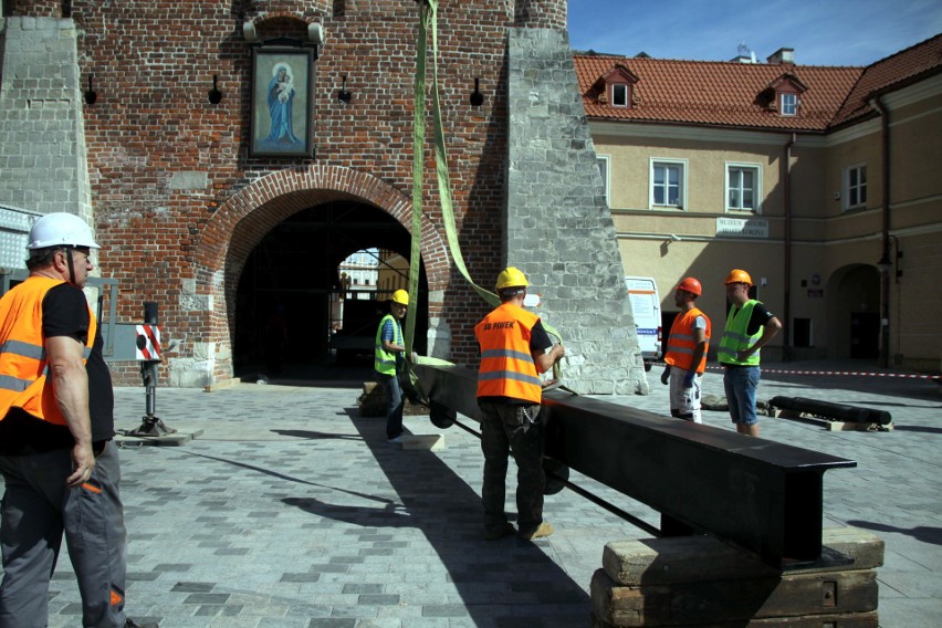 Nowa atrakcja turystyczna Lublina. Zamontowano kratę w Bramie Krakowskiej (ZDJĘCIA)