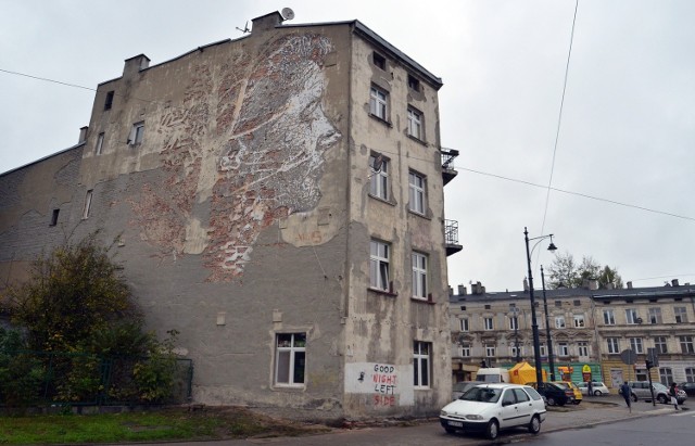 Z pracą Vhilsa do Łodzi wkracza nowy rodzaj sztuki ulicy. Mural na skrzyżowaniu ulic Kopernika i Żeromskiego został wyryty w ścianie