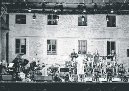 Leszek Kułakowski podczas koncertu otwierającego Ancona Jazz Summer Festival 2015 dyrygował Colours Jazz Orchestrą, sam również zagrał na fortepianie