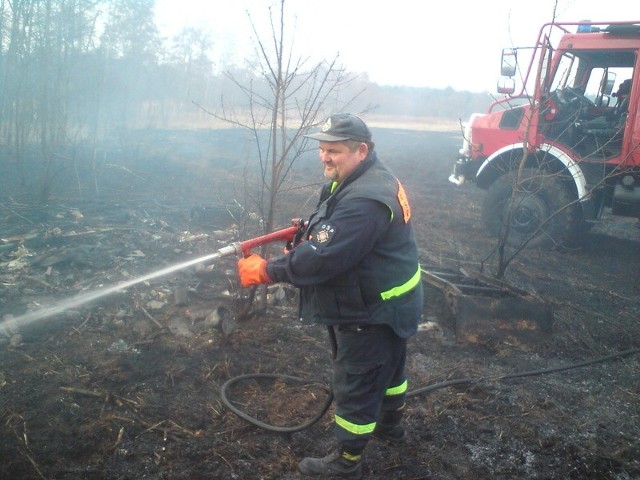 Wczoraj zastępem OSP Sobin podczas gaszenia traw w Jędrzychowie kierował mł. asp. w stanie spoczynku Janusz Kulczyk.
