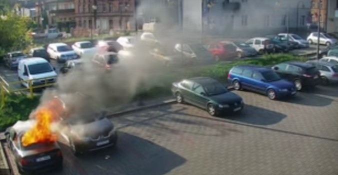 Pożar dwóch samochodów w Tczewie 22.09.2020 r. Podejrzani mają 4 i 9 lat