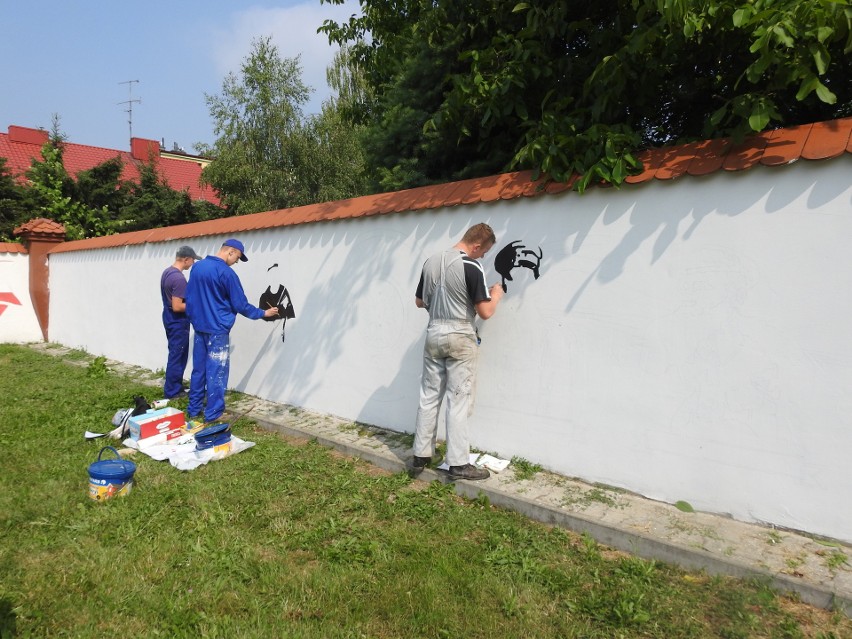 Tarnów. Na terenie OHP młodzież tworzy mural niepodległościowy