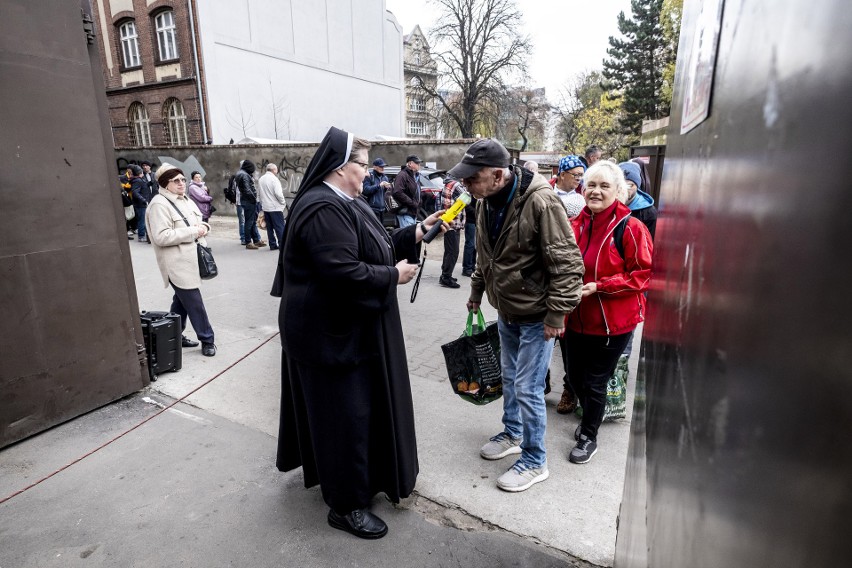 Chętni wolontariusze mogą się także zgłosić do Caritasu i...