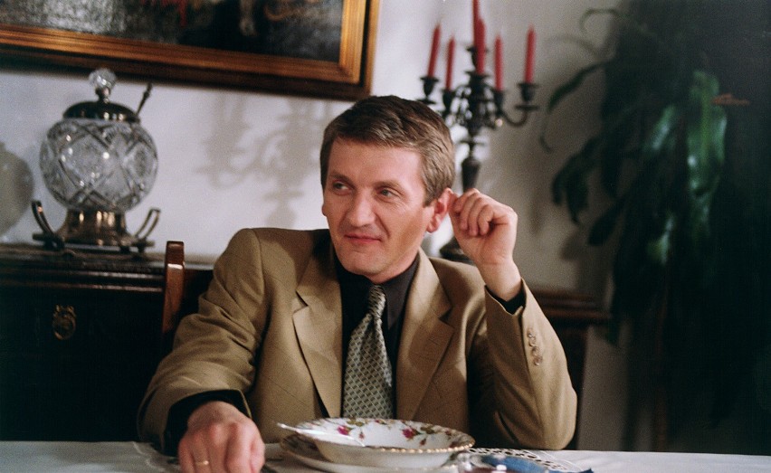 Dariusz Kowalski w planie „Plebanii” w 2000 roku