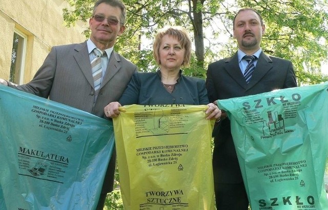 Burmistrz Piotr Wąsowicz (z lewej), prezes "komunalki&#8221; Maria Rusak i wiceburmistrz Grzegorz Lasak prezentują worki, w jakich od maja będziemy zbierać segregowane odpady.