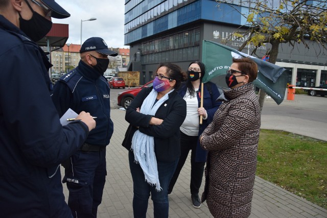 Przed wejściem do kuratorium zgromadziła się garstka osób, w tym dwie posłanki i szefowa ZNP w Gorzowie.