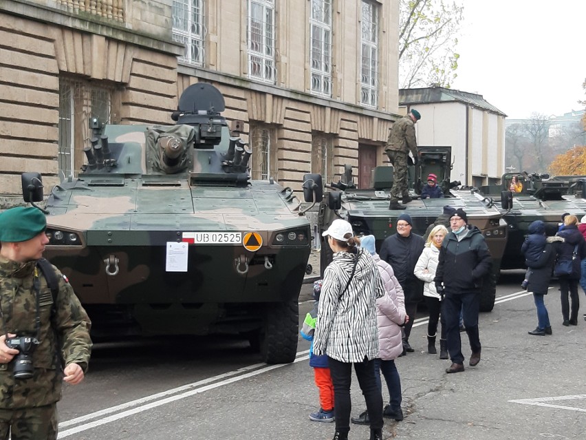 Narodowe Święto Niepodległości na Wałach Chrobrego w Szczecinie. Defilada, odznaczenia i wystawa sprzętu wojskowego