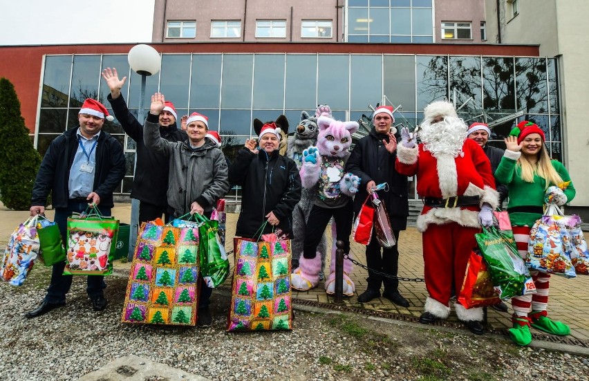 Święty Mikołaj oraz jego pomocnicy z klubu Honorowych Dawców...