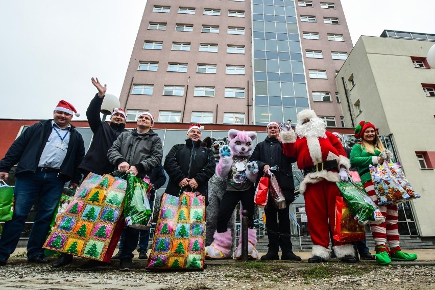 Święty Mikołaj oraz jego pomocnicy z klubu Honorowych Dawców...
