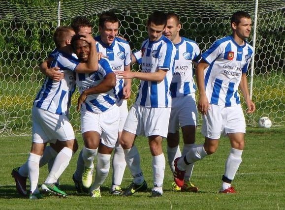 Fot. Aleksander GąciarzW meczu klasy okręgowej Słomniczanka uległa na własnym boisku Proszowiance 1-3 (0-3). Dla gości był to już dziesiąty mecz bez porażki i dzięki wygranej pewnie usadowili się w bezpiecznym środku tabeli.