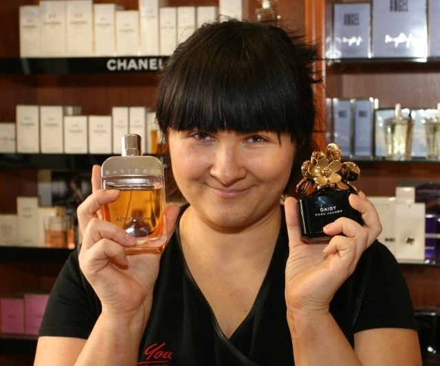 Irena Jończyk z kieleckiej perfumerii For You, prezentuje aktualne hity zapachowe