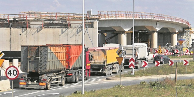 Za niecały tydzień studenci zn&oacute;w opanują Wrocław. Ich liczba w mieście jest szacowana na około  140 tysięcy, z czego nawet co drugi posiada własny samoch&oacute;d. Wracający do Wrocławia nie mają jednak łatwo. Na drogach wjazdowych do miasta kierowcy stoją w korkach z powodu remont&oacute;w. A to jeszcze nie koniec, gdyż w planach są już kolejne przebudowy gł&oacute;wnych tras wjazdowych.Otwarcie drogi Blizanowice-Trestno op&oacute;źnione30 września kierowcy mieli pojechać nowowyremontowanym, 1,5-kilometrowym odcinkiem drogi Blizanowice - Trestno. Niestety, remont się przedłuży, a mieszkańcy Wrocławia i ościennych gmin utkną w korkach na Swojczycach i ul. Krakowskiej.Przypomnijmy, że dojazd od strony Blizanowic i Trestna przez ul. Opatowicką stał się nieoficjalnym wjazdem do Wrocławia dla tych kierowc&oacute;w, kt&oacute;rzy chcą jak najszybciej dostać się w rejon pl. Społecznego. R&oacute;wnolegle do trwającego jeszcze remontu trasy Blizanowice-Trestno rozpoczęły się także drobne remonty na ul. Opatowickiej od strony osiedla Nowy Dom.Zakres prac przewiduje poszerzenie jezdni do 5 metr&oacute;w i wydzielenie z niej chodnika. Będą tam r&oacute;wnież zbudowane progi zwalniające.- To ze względu na kursowanie komunikacji zbiorowej oraz objęcie ulicy strefą ruchu uspokojonego do 30 km/h - wyjaśnia Ewa Mazur ze ZDiUM-u. Dodaje, że w październiku drogowcy przejdą z pracami naprawczymi na odcinek od nr 57 do budynku MPWiK. Jezdnia zostanie poszerzona do pięciu metr&oacute;w, robotnicy utwardzą też pobocze i wybudują trzy perony przystankowe. Sprawdź, gdzie jeszcze trwają remonty i gdzie dopiero się zaczną. Przejdź do kolejnych slajd&oacute;w w galerii przy pomocy strzałek