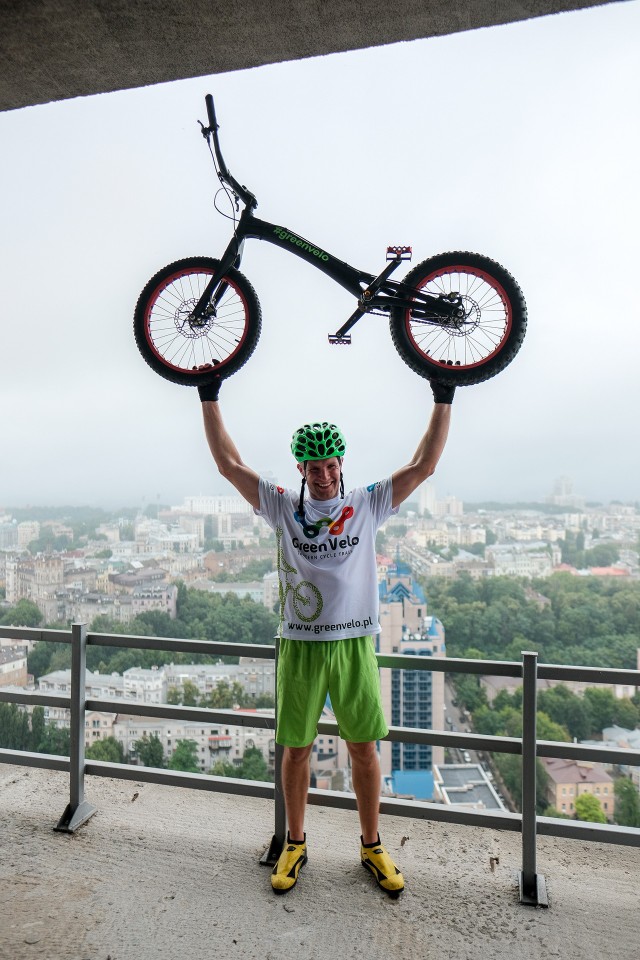 Krystian Herba ustanowił rekord Ukrainy wskakując po schodach na rowerze na dach budynku Gulliver w Kijowie. W czasie 17 minut 10 sekund pokonał 888 schodów prowadzących na 35 piętro mierzącego 162 metry wysokości budynku. Jest to 15 budynek zdobyty przez Krystiana, który do tej pory pobił 5 rekordów Guinnessa.